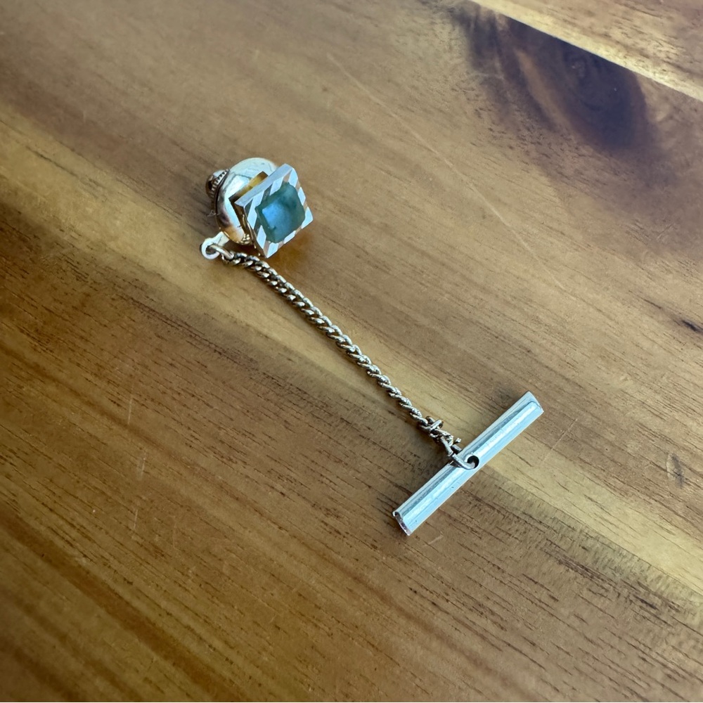 Vintage green color stone‎ gold tone tie tack
